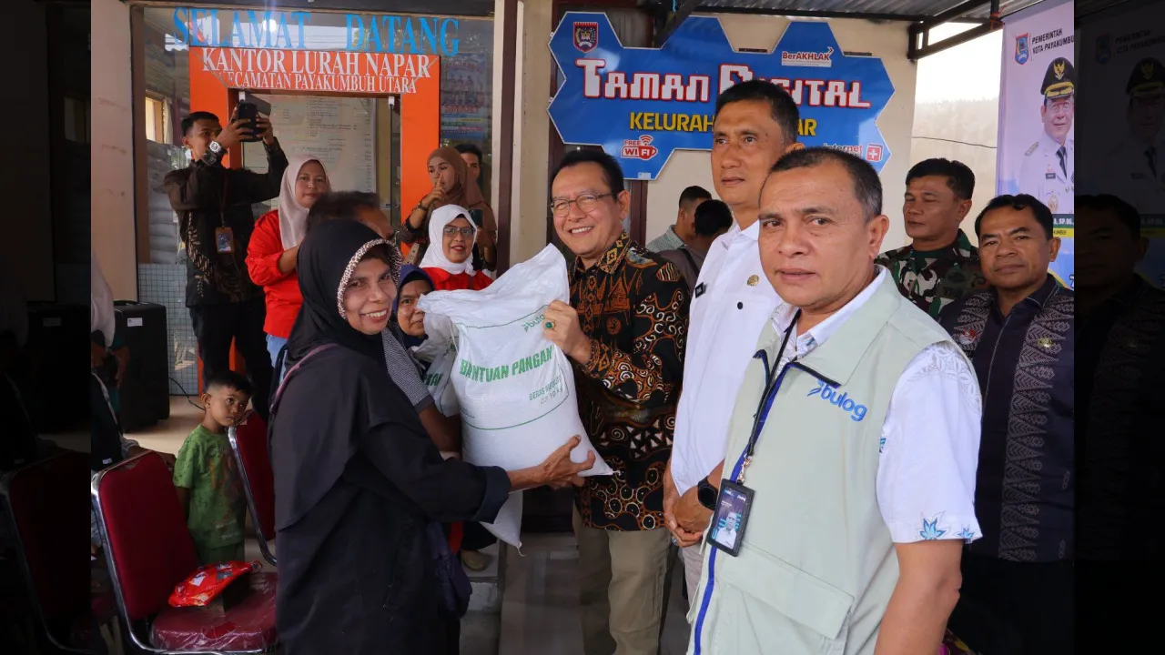 Walikota Zulmaeta serahkan beras bantuan
